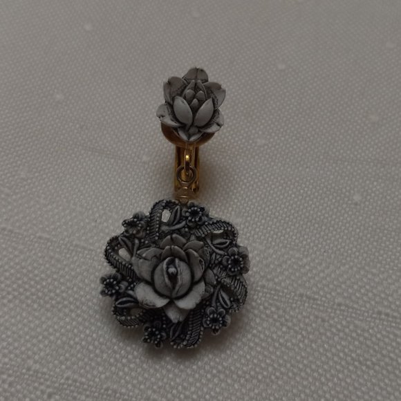 Vintage Black and White Molded Celluloid Flower Earrings - Picture 3 of 6